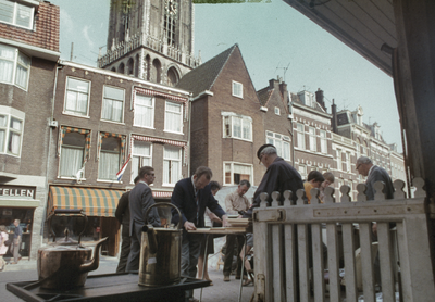 800613 Gezicht op enkele panden op de Vismarkt te Utrecht, met op de voorgrond de postzegelmarkt op de Kalisbrug.